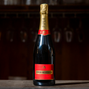 Bouteille de Champagne Piper Heidsieck Brut sur comptoir