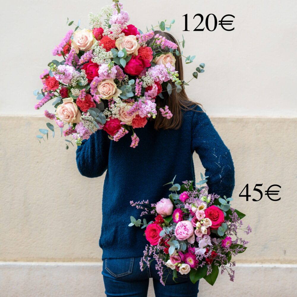 L'image montre une femme de dos, portant un pull bleu et tenant deux bouquets de fleurs. Le bouquet dans sa main gauche est étiqueté à 120€, tandis que celui dans sa main droite est à 45€. Les bouquets sont composés de roses, d'œillets, de pivoines et d'autres fleurs dans des tons de rose, rouge et crème, avec des accents de feuillage vert et d'eucalyptus.