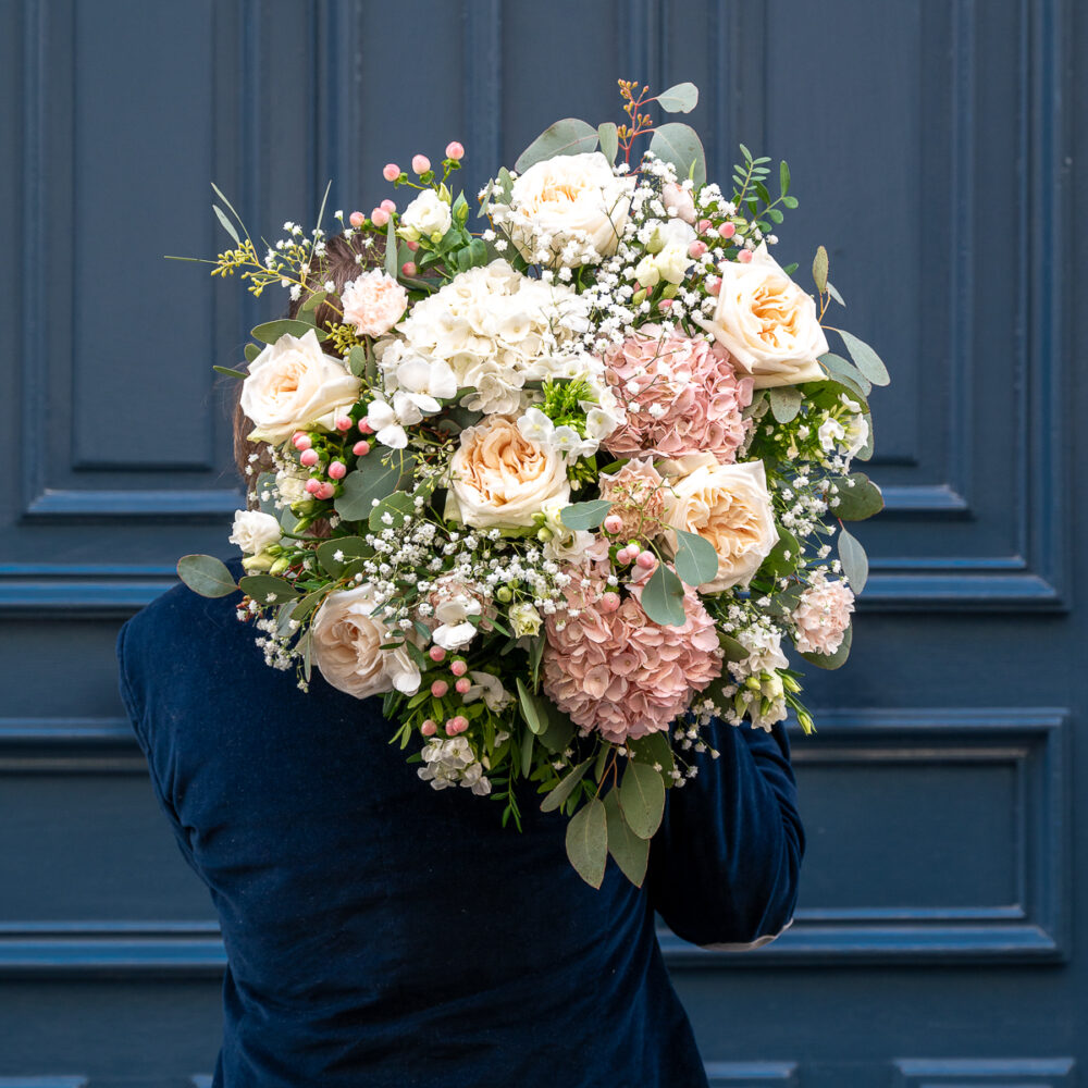 Bouquet volumineux de roses et hortensias dans un style classique et romantique.