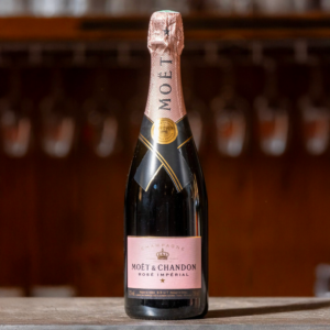 Bouteille de Moët et Chandon Impérial Brut Rosé sur comptoir