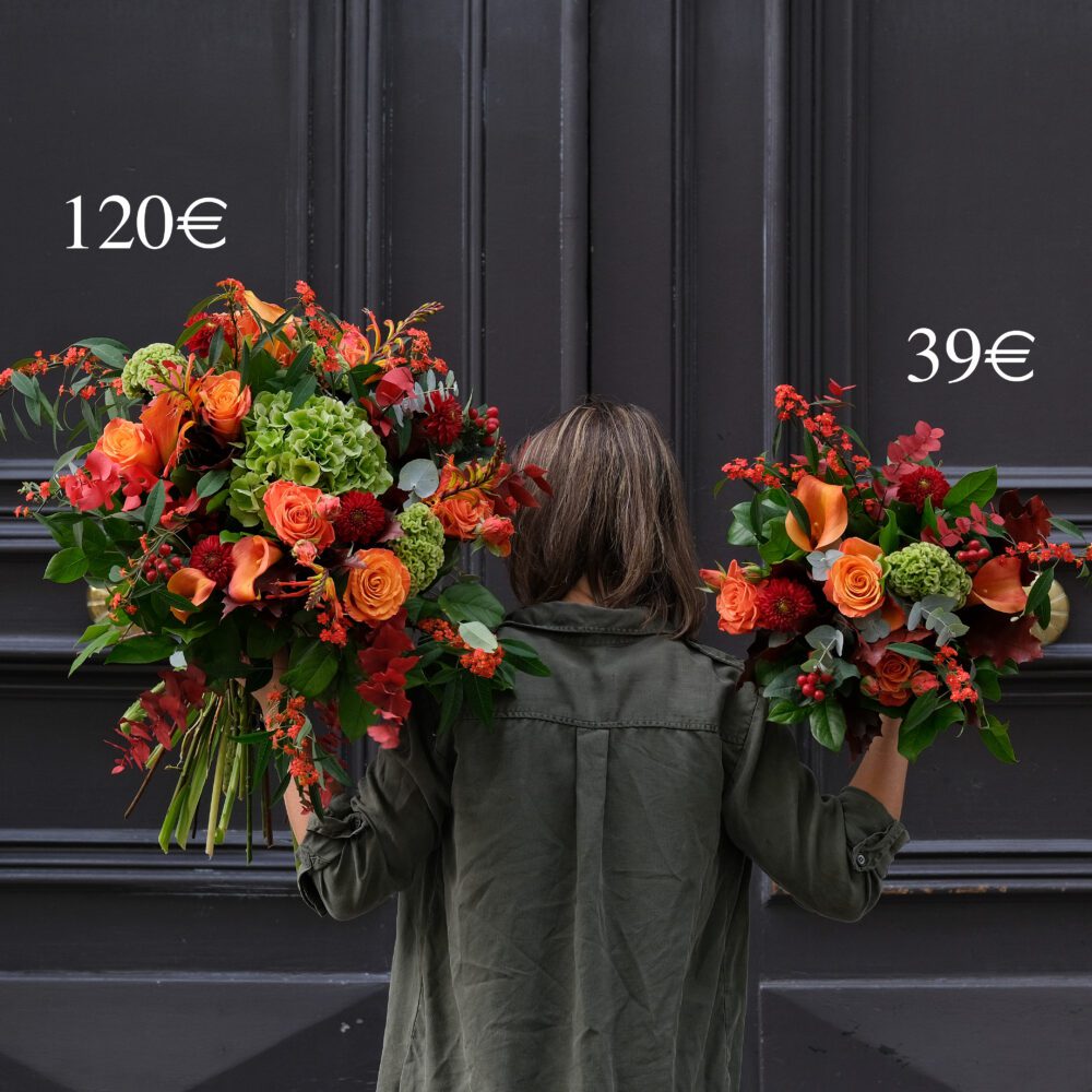 L'image montre une femme de dos, portant une veste verte, tenant deux bouquets de fleurs devant une porte noire. Le bouquet dans sa main gauche est affiché au prix de 120€, tandis que celui dans sa main droite est à 39€. Les deux bouquets sont composés de roses oranges, de fleurs vertes et rouges, ainsi que de feuillage, avec des accents d'orange vif.