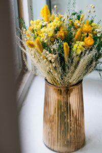 bouquet de fleurs séchées jaunes et verts