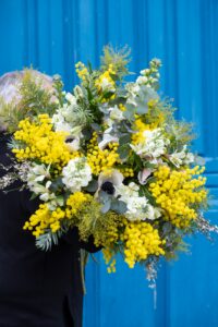 bouquet de fleurs sur fond porte bleue