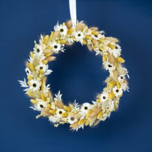 Couronne de fleurs séchée sur fond bleu