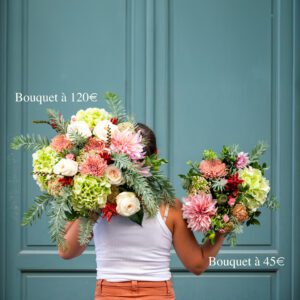 L'image montre une femme de dos, portant un débardeur blanc et tenant deux grands bouquets devant une porte bleu-vert. Le bouquet dans sa main gauche est étiqueté à 120€, tandis que celui dans sa main droite est à 45€. Les bouquets sont composés de fleurs dans des tons pastel comme des roses, des hortensias verts, et des dahlias roses, accompagnés de feuillage vert.